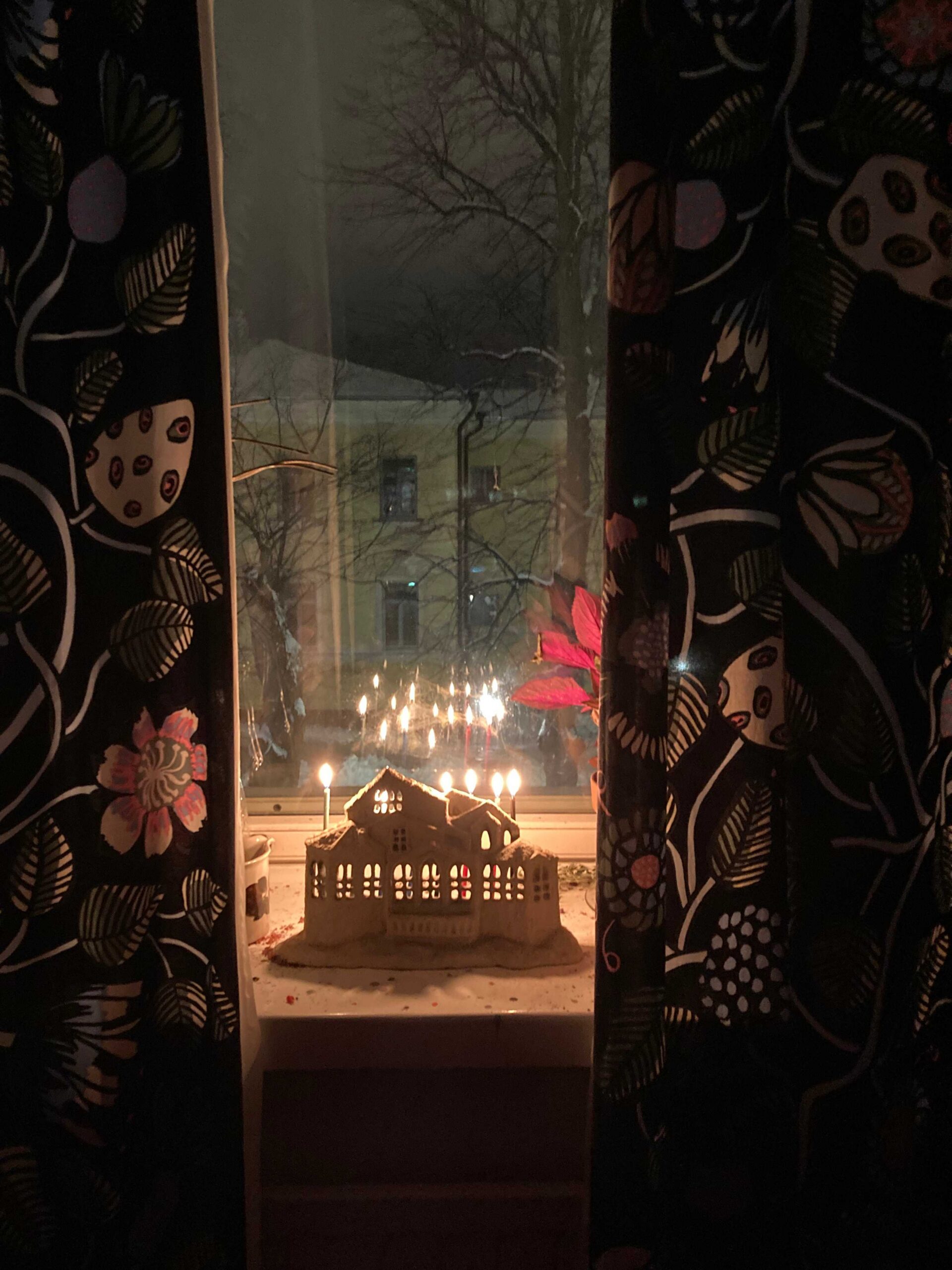 Ханукия в виде дома-леса, 2018